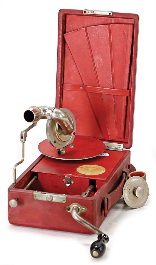 Mignonphon, USA, children's / travel gramophone, clock mechanism is intact, in an original wooden: Mignonphon, USA, children's / travel gramophone, clock mechanism is intact, in an original wooden box with carrying handle, with crank, 22 x 13.5 cm, good condition German Description Mignonphon, USA,