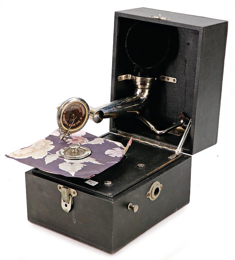 children's-/ travel gramophone, Maestrophone Retroducer Grand Prix Milan, 1906, original box with: children's-/ travel gramophone, Maestrophone Retroducer Grand Prix Milan, 1906, original box with carrying handle, 1 strap loose, good condition, clock mechanism is intact German Description Kinder-/ 