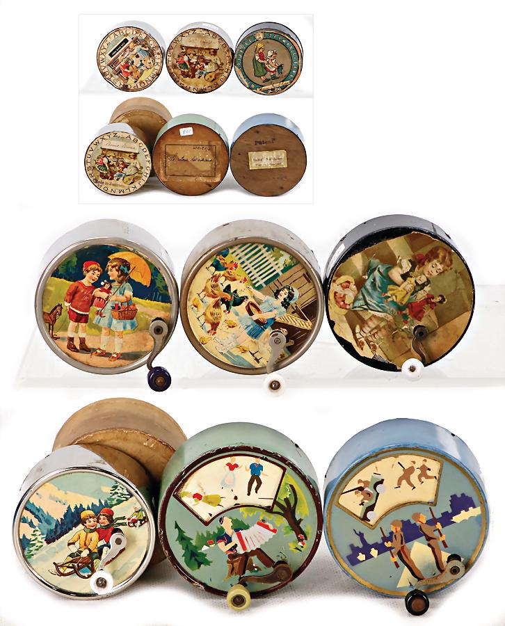 6 pieces, music boxes, sheet metal, stuck with lithographed paper, diameter: 7-8 cm, 1 box of: 6 pieces, music boxes, sheet metal, stuck with lithographed paper, diameter: 7-8 cm, 1 box of it in cardboard box, and 2 boxes with movable pictures, music mechanism is intact, but the both boxe