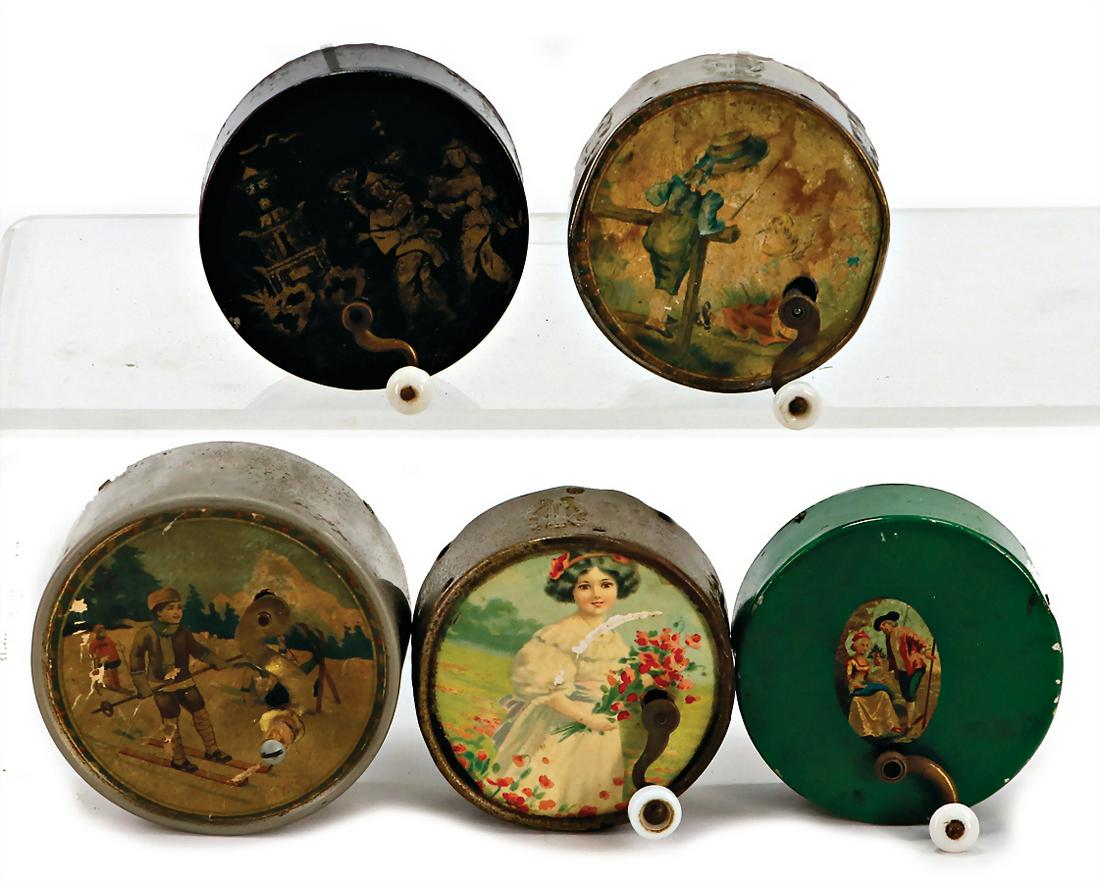 music boxes, 5 pieces, sheet metal, partially with lithographed paper stuck, diameter: 7cm - 8 cm,: music boxes, 5 pieces, sheet metal, partially with lithographed paper stuck, diameter: 7cm - 8 cm, worn, different sound quality German Description Spieldosen, 5 Teile, Blech, teils mit lithogr. Papie