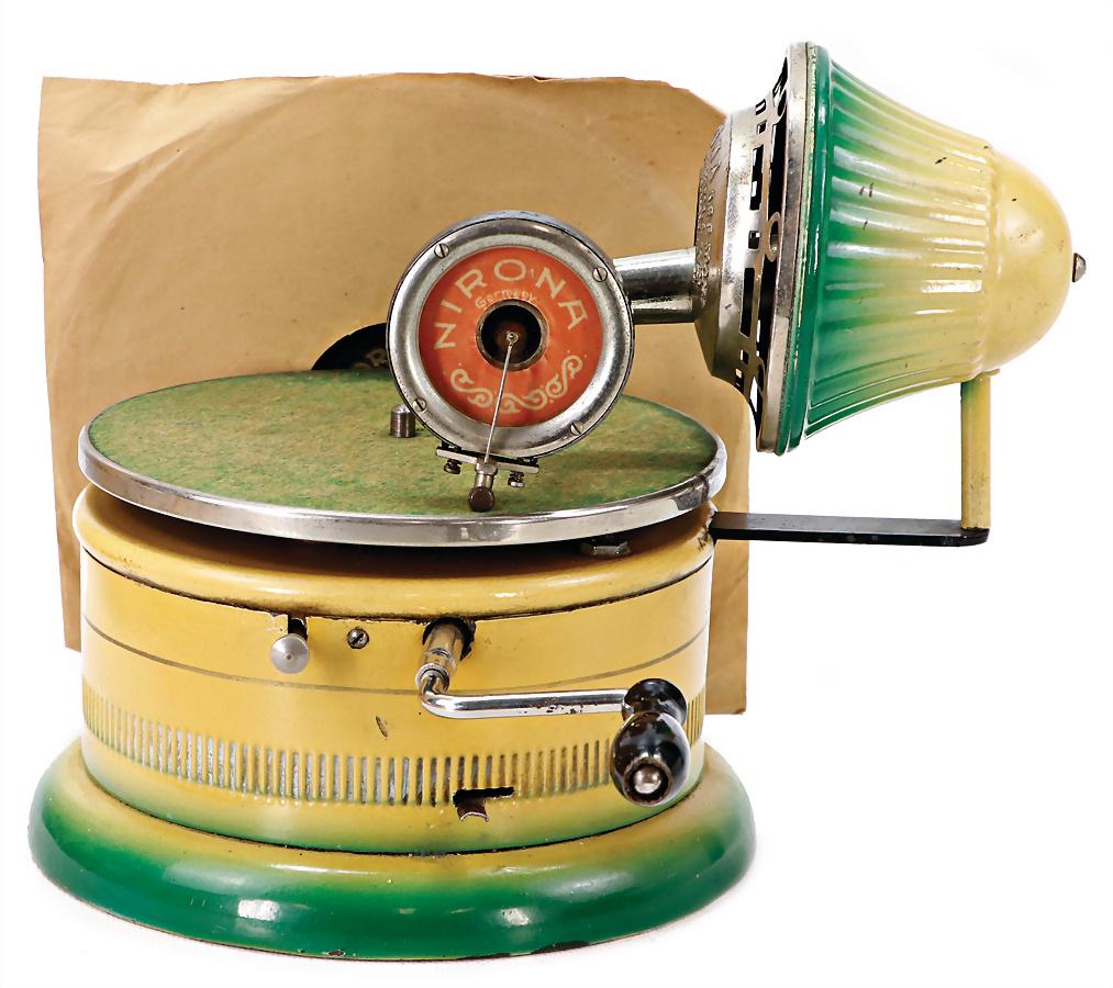 Nirona, children's- / travel gramophone, sheet metal, diameter: 20.5 cm, clock mechanism is intact,: Nirona, children's- / travel gramophone, sheet metal, diameter: 20.5 cm, clock mechanism is intact, good condition, without stylus German Description Nirona, Kinder-/ Reisegrammophon, Blech, D: 20,5 c