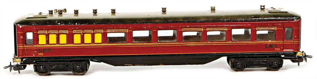 MÃ¤rklin 00, 4-axled passenger coach, 352, LMS, red, good - very good condition, rare   German (1 of 1)