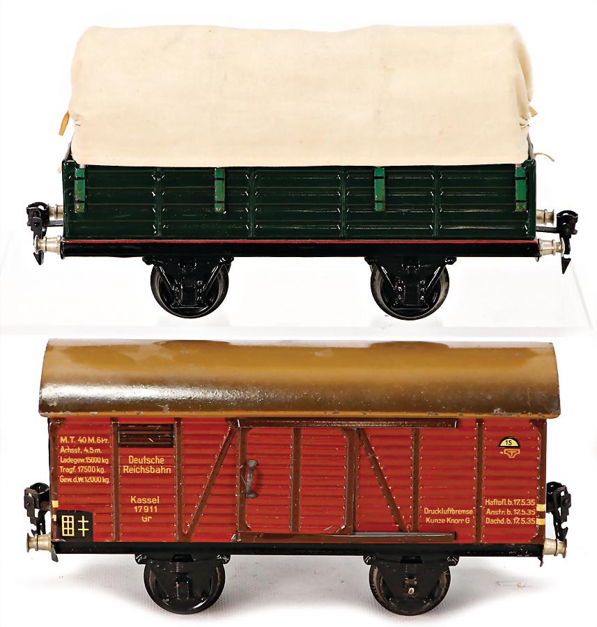 MÃ„RKLIN gauge 1, 2 items, 1 baggage coach, red/brown, 2-axled, with minimally scratches on the: MÃ„RKLIN gauge 1, 2 items, 1 baggage coach, red/brown, 2-axled, with minimally scratches on the paintwork, otherwise good condition, 22 cm, covered wagon, green, was colorwise slightly touched up,