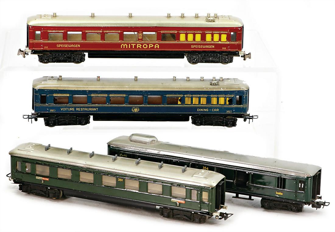 MÃ„RKLIN H0, 4 items, passenger coaches, 351, green, Mitropa dining car, red, baggage coach, 354,: MÃ„RKLIN H0, 4 items, passenger coaches, 351, green, Mitropa dining car, red, baggage coach, 354, green, dining car, 352J, turquoise, with minimally scratches on the paintwork, colorwise slightly r