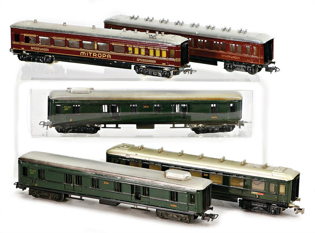 MÃ„RKLIN H0, 5 pieces, dining car, sleeping car, passenger coach, baggage coach, mostly good (1 of 1)