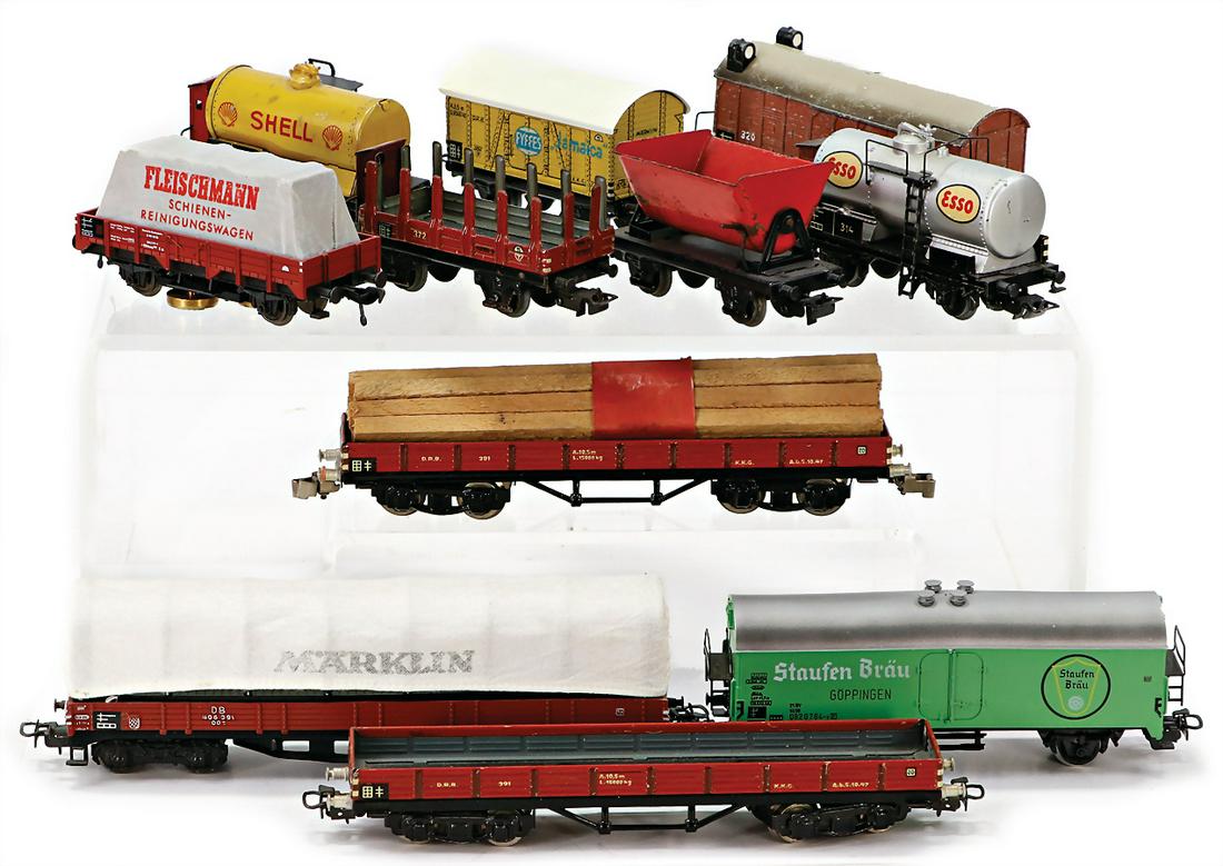 MÃ¤rklin H0, freight waggon, covered wagon, low side car, stake wagons, tanker, among other things,: MÃ¤rklin H0, freight waggon, covered wagon, low side car, stake wagons, tanker, among other things, mostly good condition, please have a look at it German Description MÃ„RKLIN H0, GÃ¼terwagen, 