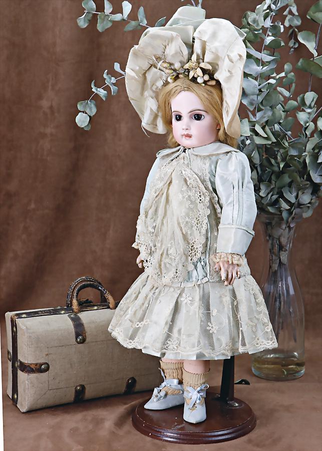 JUMEAU French Bébé, bisque porcelain socket head, marked Deposé E.9.J., mark in the (1 of 8)