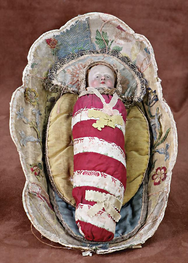 early Christchild, Naples, Terakotta, late 18th century, 22 cm, head is probably made of wood,: early Christchild, Naples, Terakotta, late 18th century, 22 cm, head is probably made of wood, colored set, fine embroidered fabric basket, slightly worn, painting original, swaddling clothes we