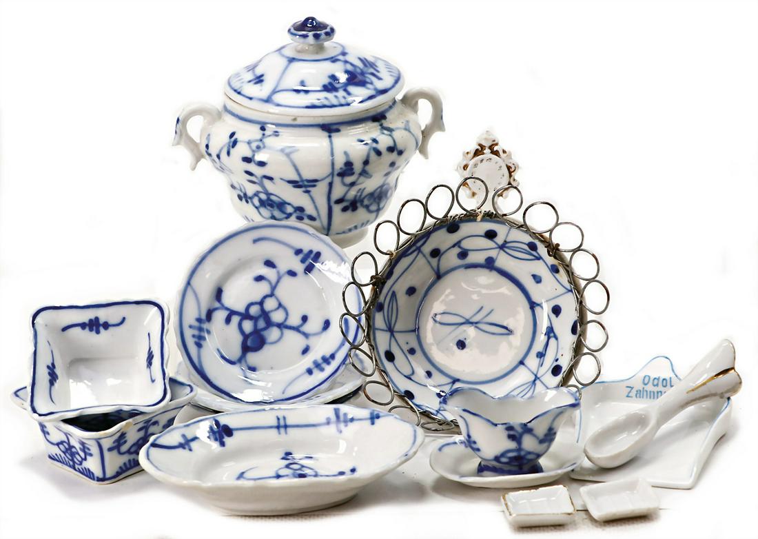 doll kitchen parts, porcelain, blue/white, soup tureen, bowls, plate, with 1 small clock   German (1 of 1)