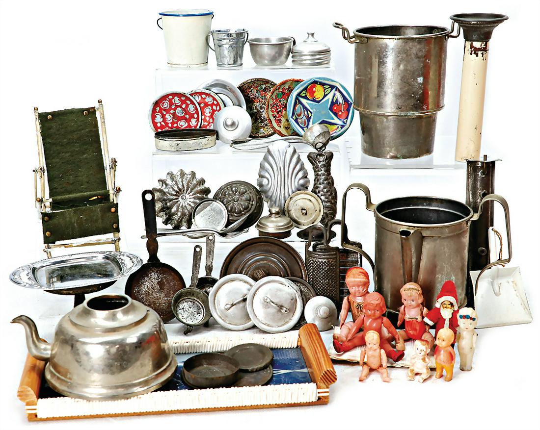 mixed lot of dollhouse decoration pieces, among it 1x sheet metal folding chair, tinplate,: mixed lot of dollhouse decoration pieces, among it 1x sheet metal folding chair, tinplate, handpainted, height: 20 cm, depth: 20 cm, with some tinplate decoration pieces for a kitchen, stovepipe, coco