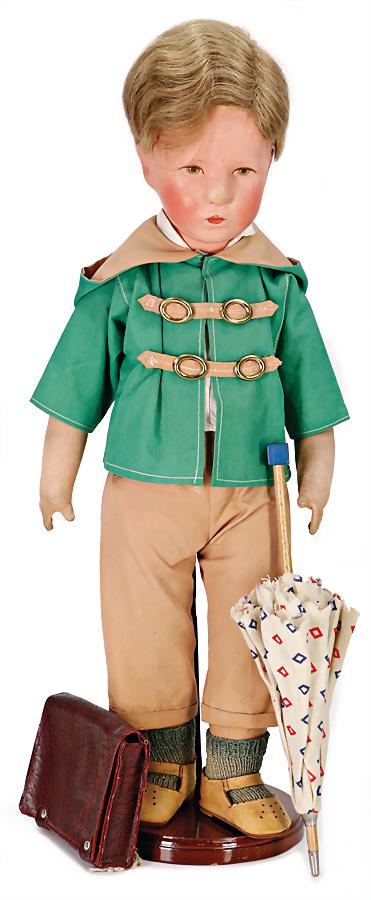 KÄTHE KRUSE Friedebald, 50 cm, fabric head, clearly visible seam at the back of the head,: KÄTHE KRUSE Friedebald, 50 cm, fabric head, clearly visible seam at the back of the head, stitched down in the hollow of the knees, slightly bent legs, strong formation of spider lines, body is a