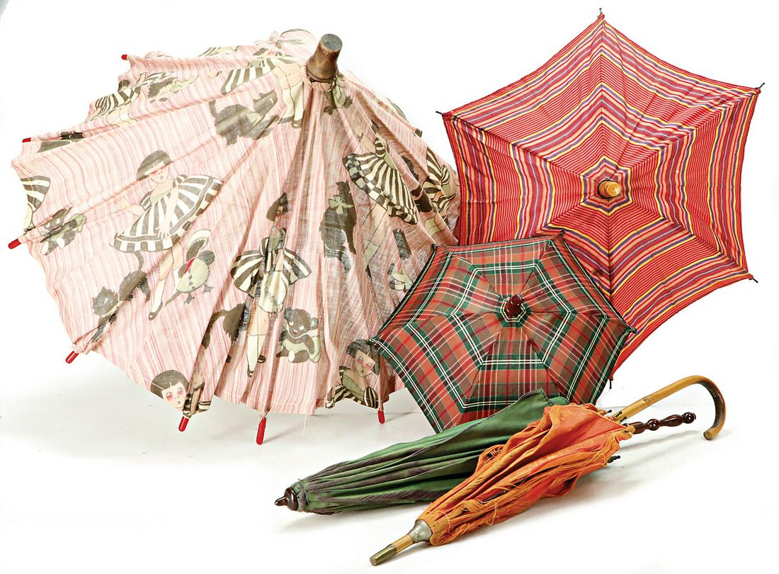 mixed lot with 5 pieces, umbrellas, among it 1 KÄTHE KRUSE umbrella, '50s, 2 umbrellas, silk: mixed lot with 5 pieces, umbrellas, among it 1 KÄTHE KRUSE umbrella, '50s, 2 umbrellas, silk cover is worn, 19.5-43.5 cm German Description Konv. 5 Teile, Schirme, darunter 1 KÄTHE KRUSE Sch