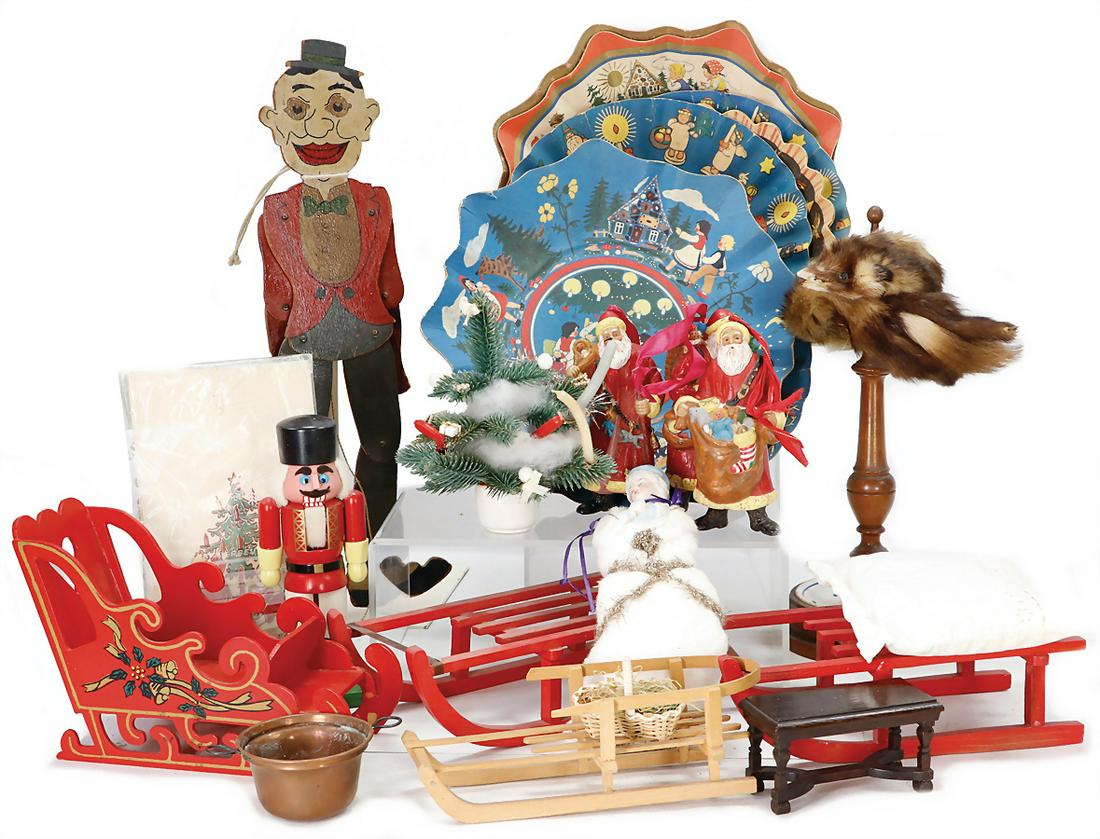 mixed lot of Christmas decoration, 11 cardboard plate for Christmas goodies, diameter: 30 cm, 1x: mixed lot of Christmas decoration, 11 cardboard plate for Christmas goodies, diameter: 30 cm, 1x nutcracker, 20 cm, c. 1950, 1 wooden sledge, and much more, please have a look at it German Description
