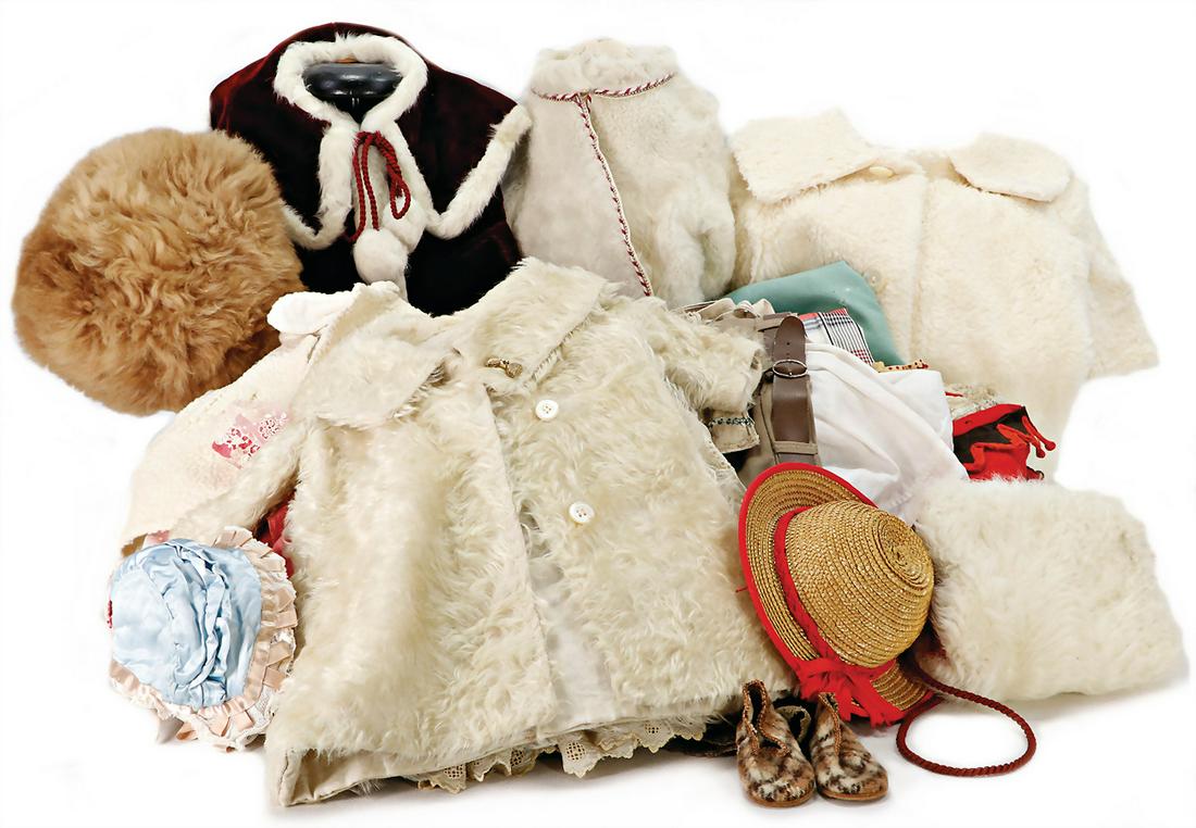 mixed lot (1 box), children's and  doll's laundry, different periods, please have a look at it (1 of 1)