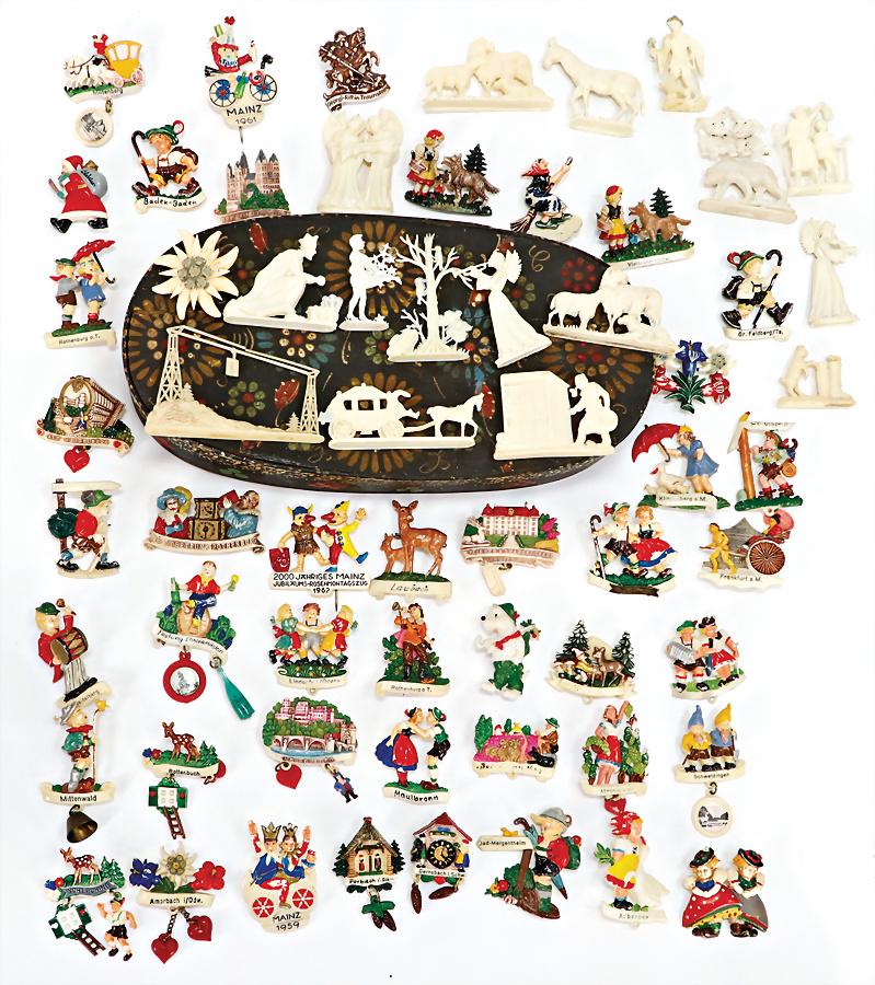 mixed lot of pin-on figures, some margarine figures, in a box made of chipboard, richly   German (1 of 1)