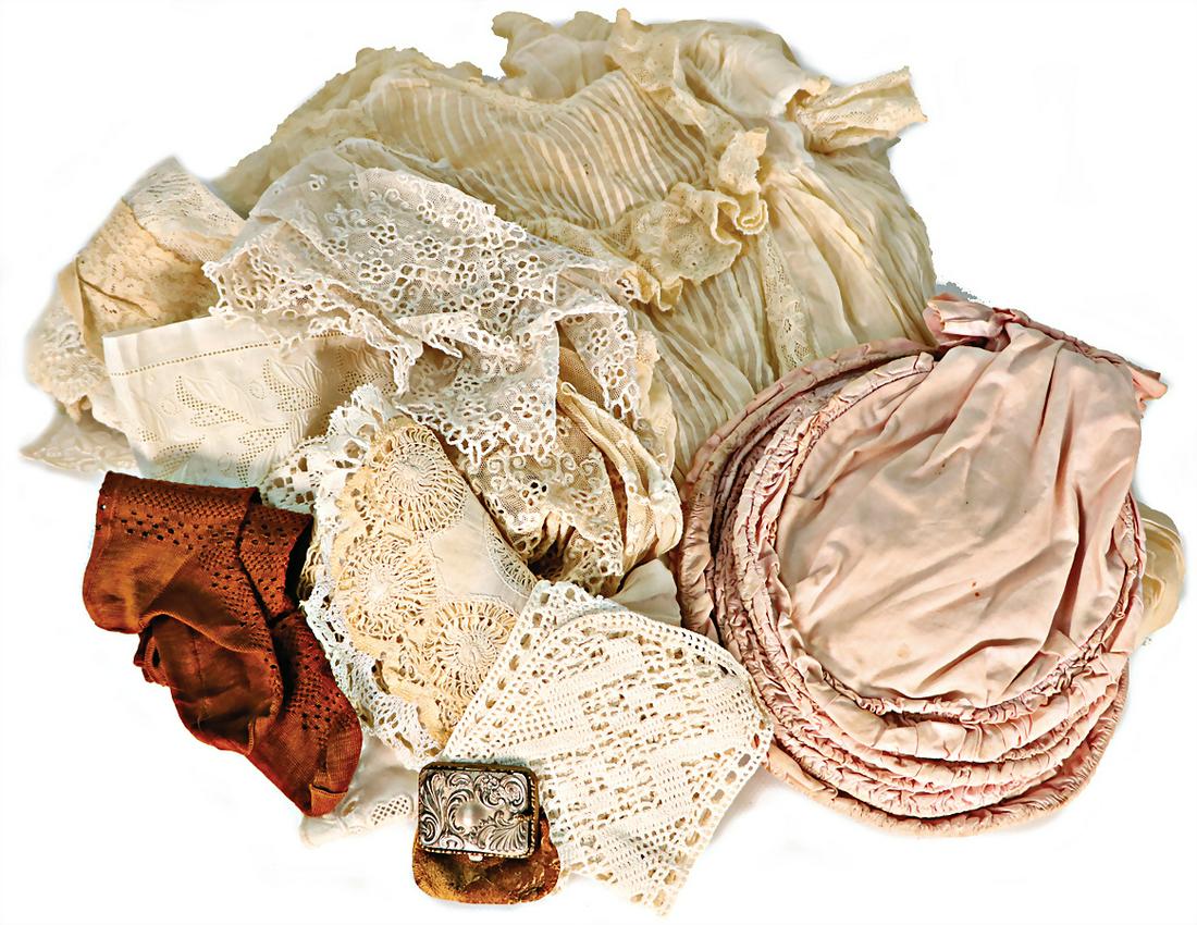 mixed lot of doll clothes, 1 white child's christening dress, for c. 3 years old child, big cotton: mixed lot of doll clothes, 1 white child's christening dress, for c. 3 years old child, big cotton hoods, remnants, rests of lace, braid and much more German Description Konv. Puppenkleidung, 1 wei