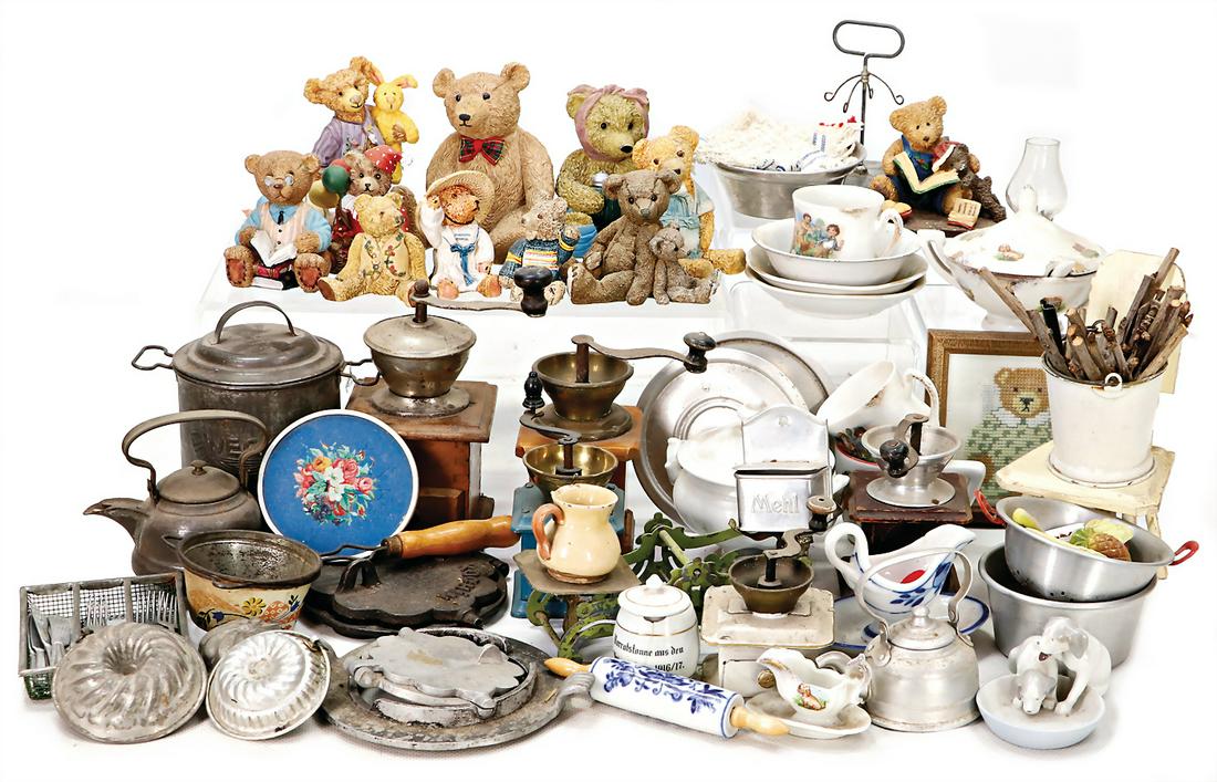 mixed lot of accessories for dolls, bears, figures, porcelain parts, tin pieces, wooden parts, (1 of 1)