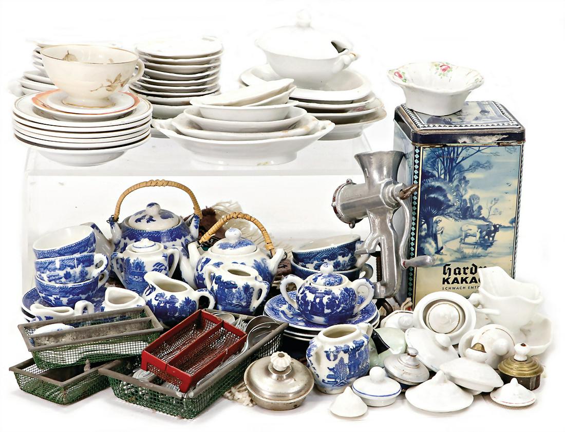 treasure chest, doll kitchen parts, porcelain, sheet metal and aluminum, different covers, plate,: treasure chest, doll kitchen parts, porcelain, sheet metal and aluminum, different covers, plate, cups, cans, cutlery parts, richly German Description Fundkiste, Puppenküchenteile, Porzellan, Ble