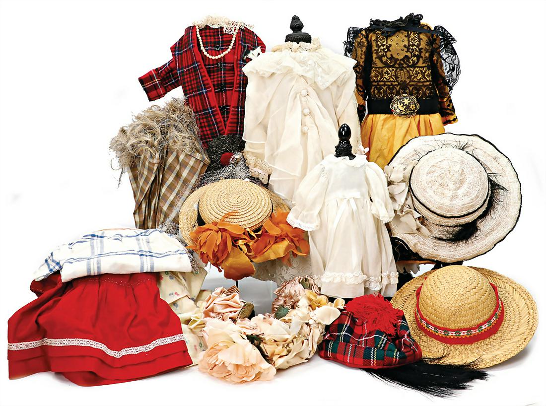 mixed lot, clothes, for a c. 35 cm tall doll, mainly more recent, hats, dresses, wood coat stand (1 of 1)