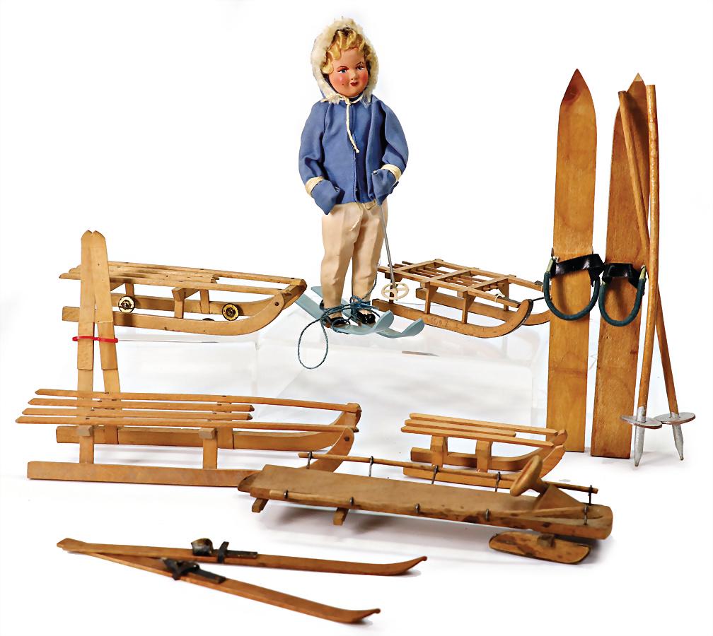 skier, celluloid, France, 16.5 cm, some skis, sledge, racing sleigh with movable skids, 1 skid is: skier, celluloid, France, 16.5 cm, some skis, sledge, racing sleigh with movable skids, 1 skid is missing German Description Skifahrerin, Celluloid, Frankreich, 16,5 cm, einige Skier, Schlitten, Renns