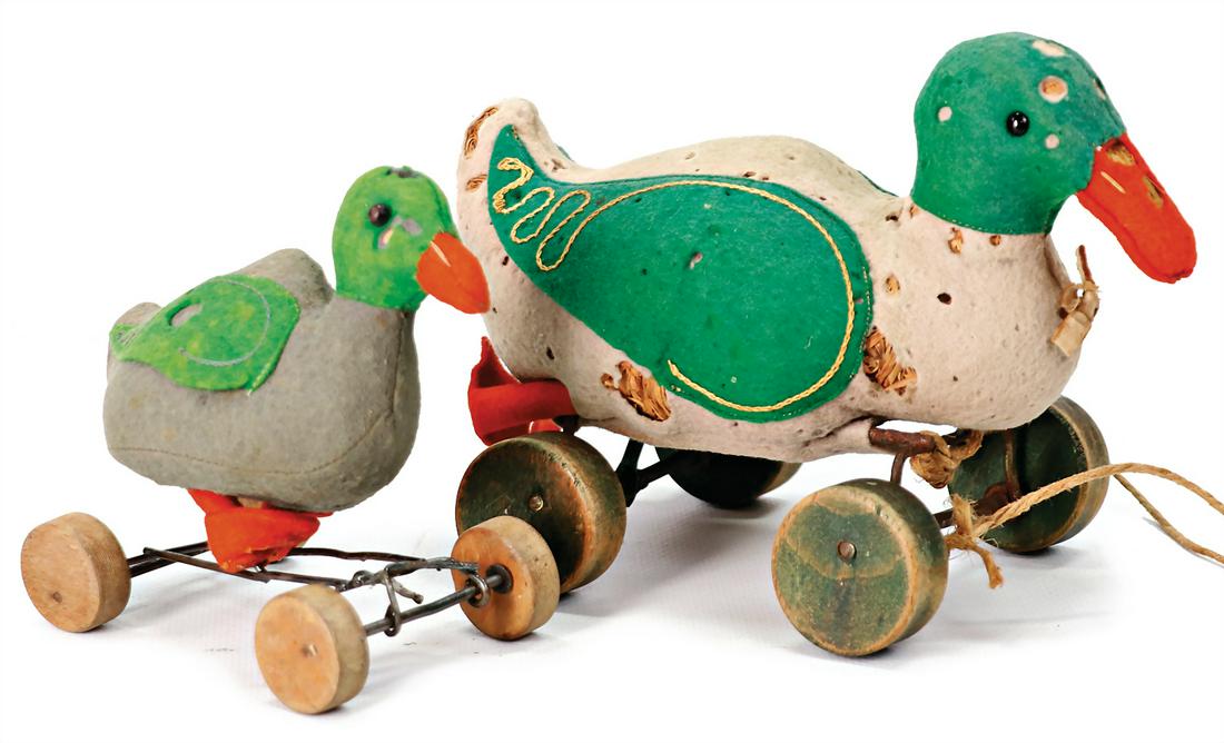 STEIFF duck mother with duckling, on wood excenter wheels, felt, pre-war era, small shoe button (1 of 1)
