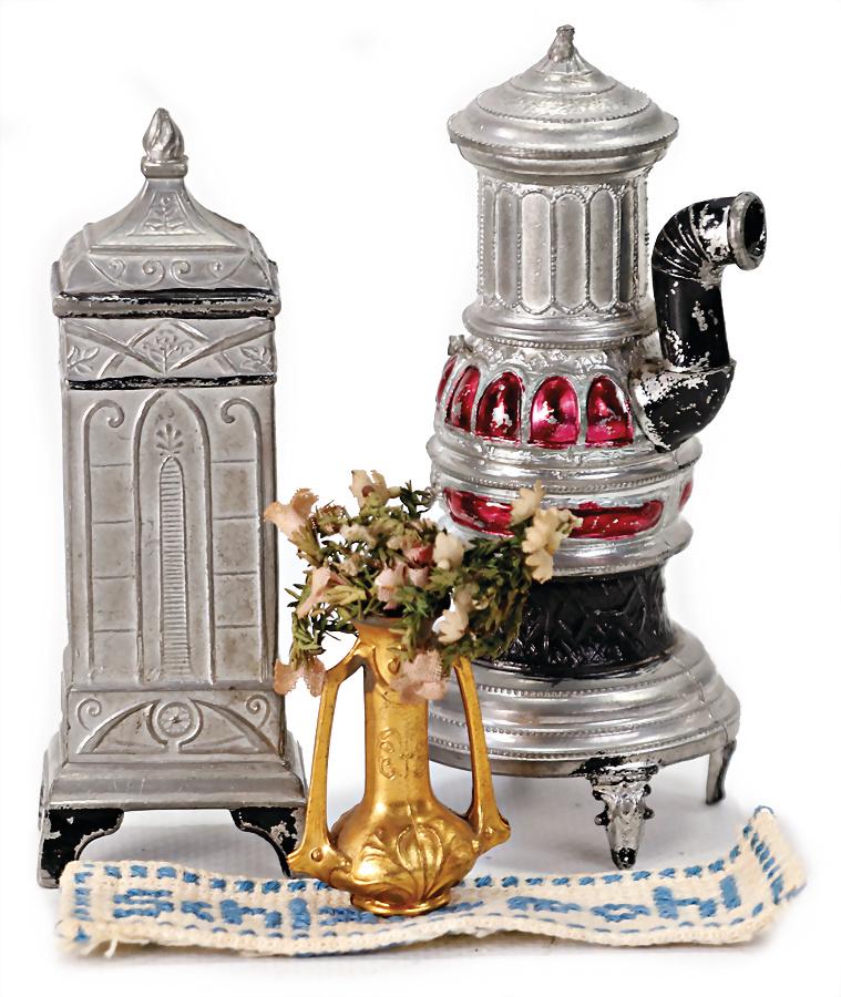 mixed lot with 3 pieces dollhouse pieces tin, 2 x chimney, 11 cm, 1 x dollhouse vase, gold colored 4: mixed lot with 3 pieces dollhouse pieces tin, 2 x chimney, 11 cm, 1 x dollhouse vase, gold colored 4 cm German Description Konv. 3 Teile Puppenstuben Teile Zinn, 2 x Kamin, 11 cm, 1 x Puppenstuben Vas