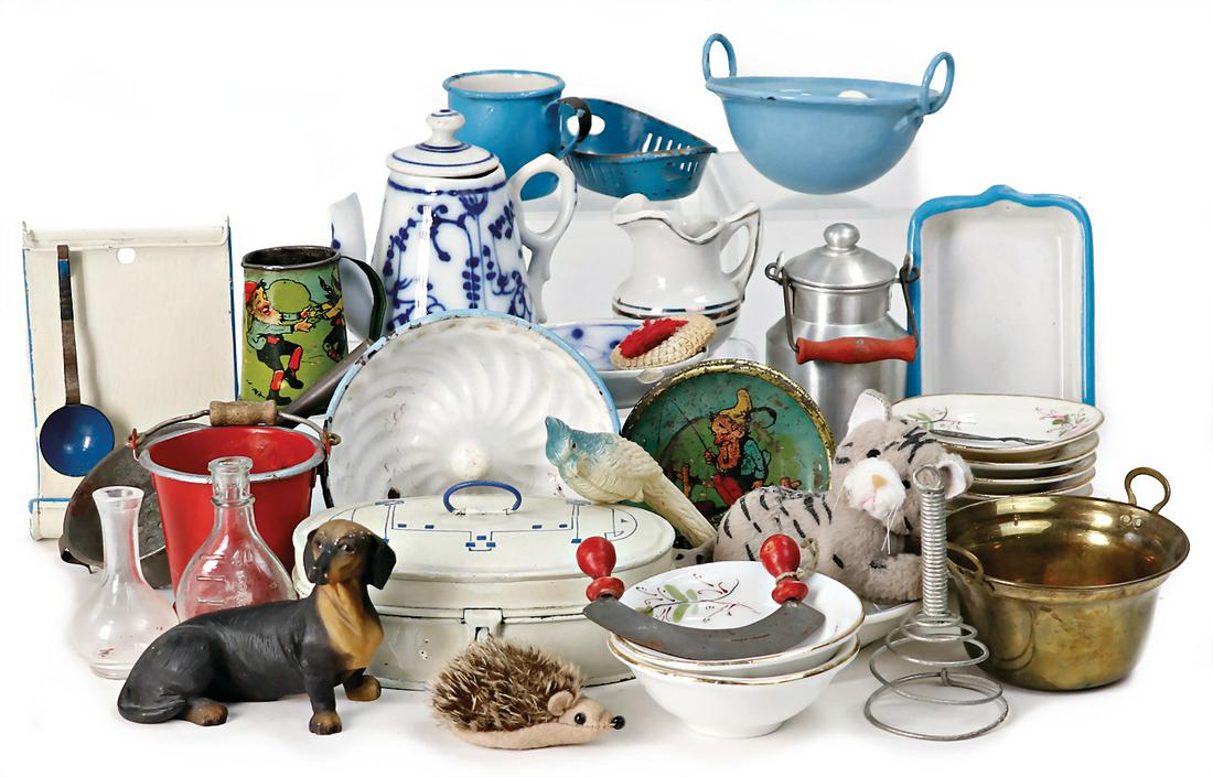 mixed lot of doll kitchen parts, porcelain, flower decor with edge of gold, porcelain blue/white, (1 of 1)