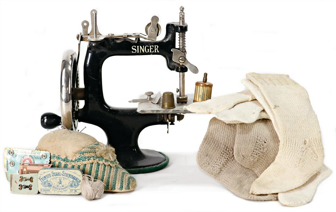 SINGER children`s sewing machine, 18.5 cm, some sewing utensils, good condition German Description: SINGER children`s sewing machine, 18.5 cm, some sewing utensils, good condition German Description SINGER Kindernähmaschine, 18,5 cm, einige Nähutensilien, guter Zust.