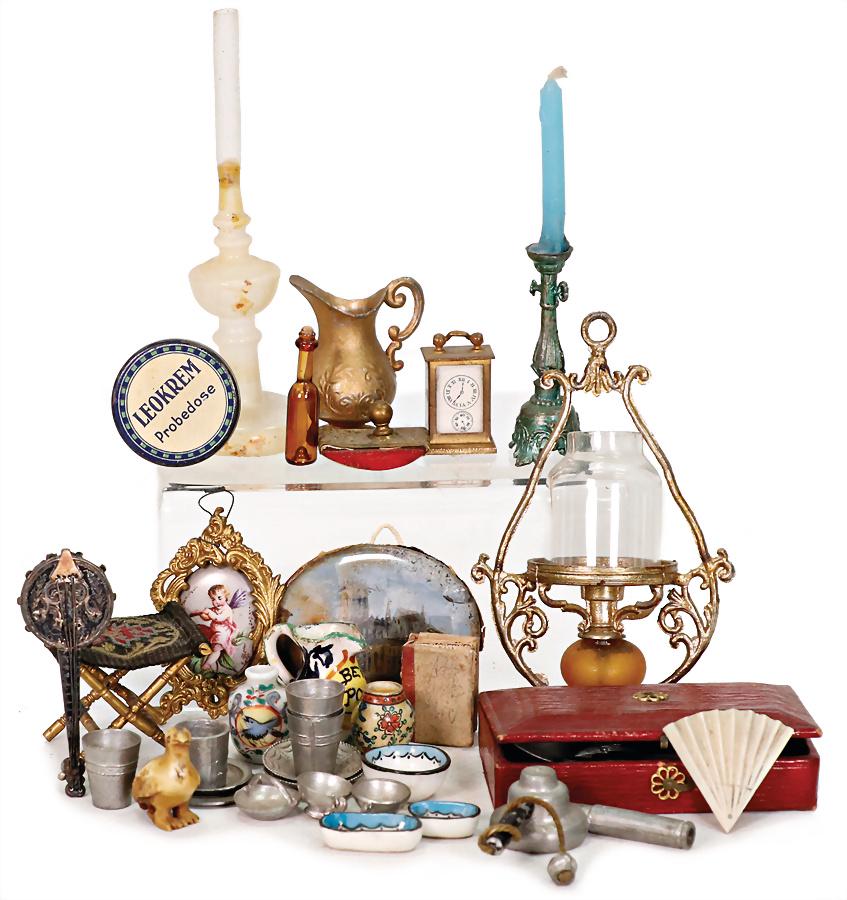 dollhouse decoration pieces, picture, 4.5 cm, some tin parts, 1 glass lamp, casket with cutlery: dollhouse decoration pieces, picture, 4.5 cm, some tin parts, 1 glass lamp, casket with cutlery parts German Description Puppenstuben-Ausschmückungsteile, Bild, 4,5 cm, einige Zinnteile, 1 Glasle