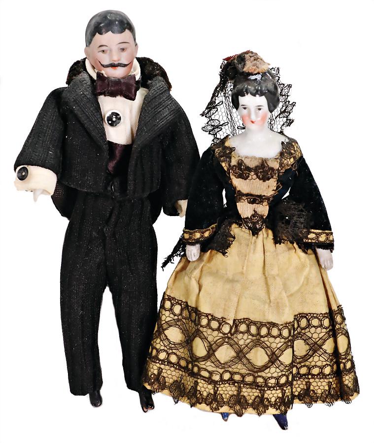 2 pieces, dollhouse dolls, 1x housekeeper, bisque porcelain shoulder headed doll, blond modeled: 2 pieces, dollhouse dolls, 1x housekeeper, bisque porcelain shoulder headed doll, blond modeled hair, blue painted eyes, bisque arms and legs, modelled shoes and socks, 13.5 cm, and 1x gentleman, 15 c