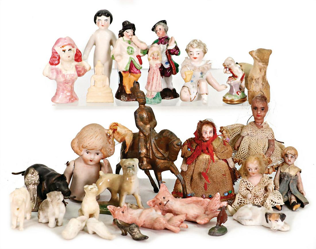 mixed lot of dollhouse decoration pieces, mostly bisque porcelain, dogs, figures, partially small (1 of 1)