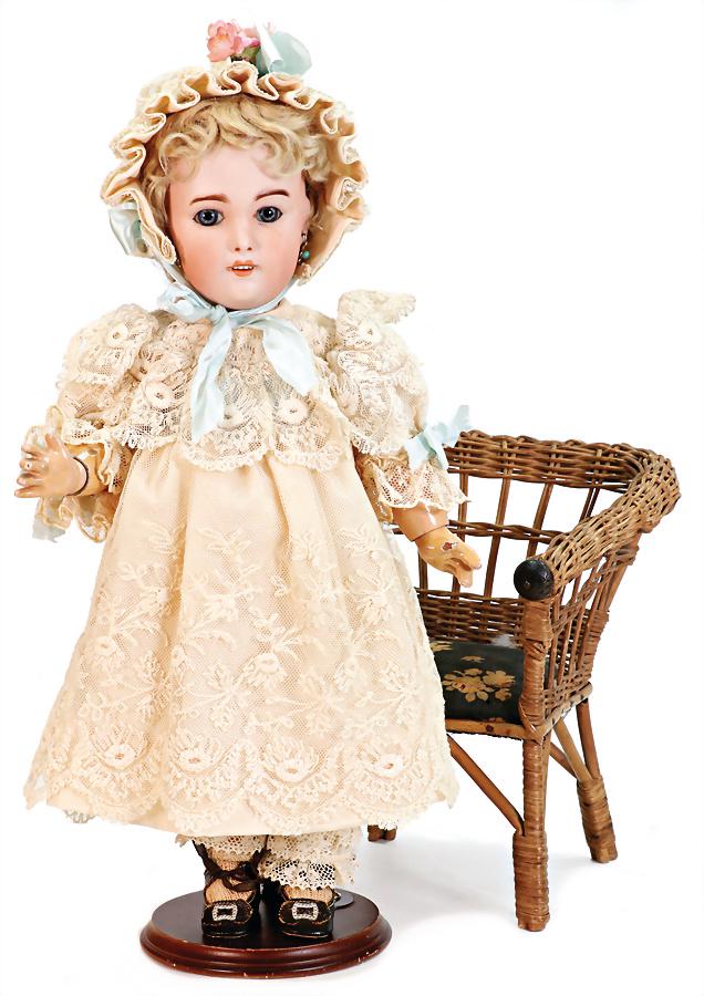 JUMEAU French Bébé, Téte JUMEAU, bisque porcelain socket head, fix inset blue : JUMEAU French Bébé, Téte JUMEAU, bisque porcelain socket head, fix inset blue paperweight eyes, opened mouth, line of upper teeth, chip at the ear holes, French jointed body, 36 c