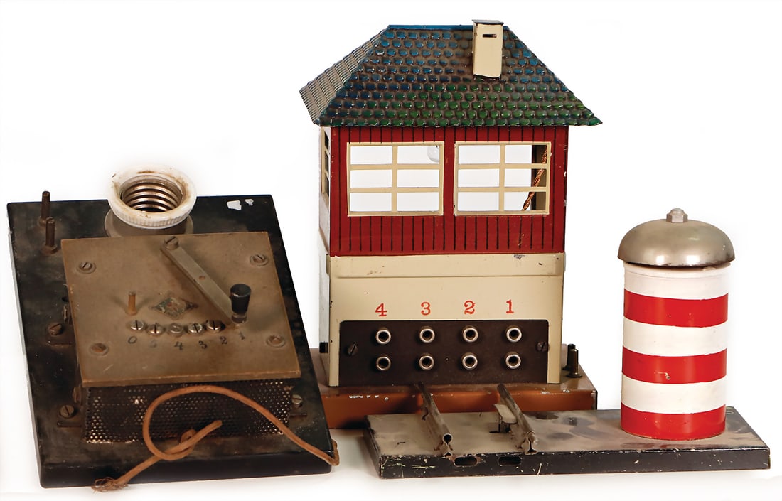 MÄRKLIN mixed lot 13724-4, signal box house, height: 18 cm, good condition, chime with train: MÄRKLIN mixed lot 13724-4, signal box house, height: 18 cm, good condition, chime with train running control, over painted, 1 variable resistor without lamp, age-old German Description MÄRKL