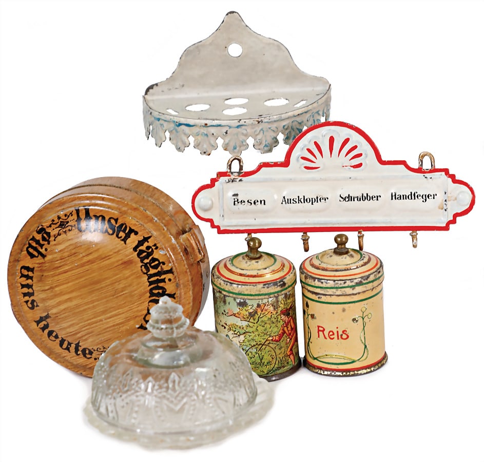 mixed lot of doll kitchen parts, 2 tins with knob, sheet metal, lithographed, 4 cm, bread box, towel (1 of 1)