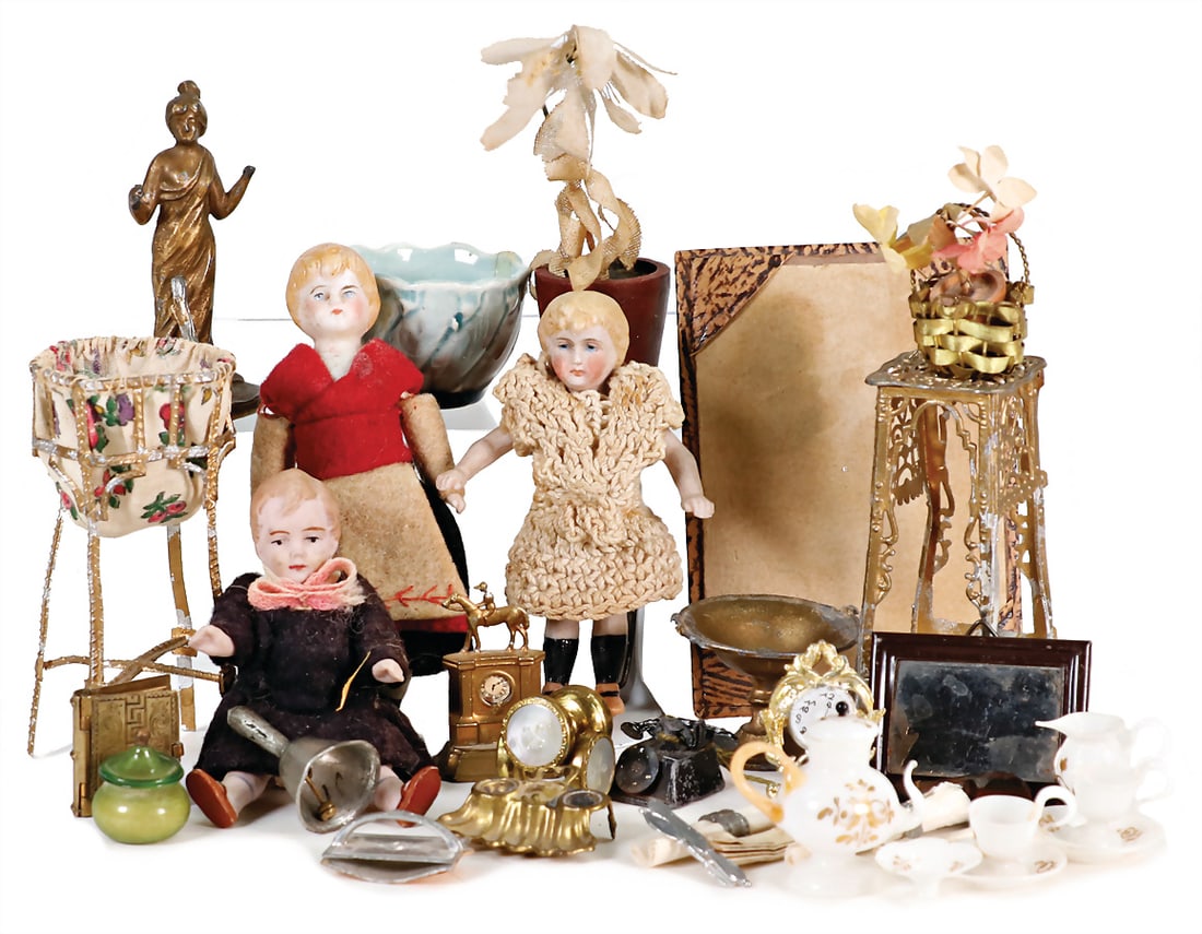 dollhouse decoration pieces, basket, figure, writing things, work basket, cover missing, small (1 of 1)