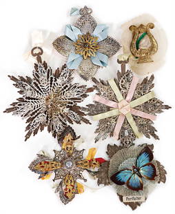 mixed lot of elaborately paper work, medal, probably Dresden, 9-14 cm, 6 pieces German Description: mixed lot of elaborately paper work, medal, probably Dresden, 9-14 cm, 6 pieces German Description Konv. aufw. Papierarbeit, Orden, wohl Dresden, 9-14 cm, 6 Teile