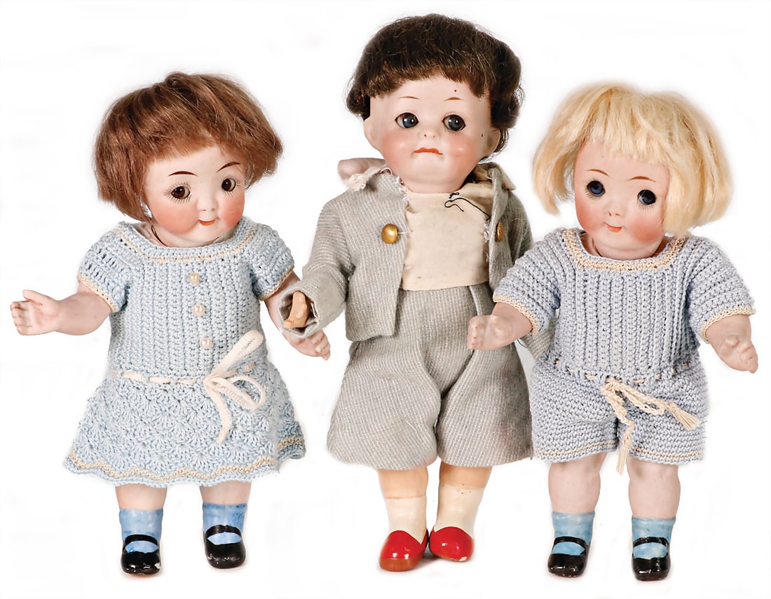 Googly, 17.5 cm, with blue to the side looking sleepy eyes, closed mouth, sulking, standing  (1 of 1)