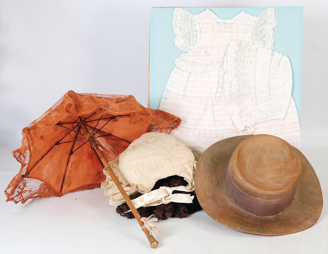 doll dress, white laundry, with hood, for c. 50-55 cm, doll, 1 umbrella, hat, wig and hood, more: doll dress, white laundry, with hood, for c. 50-55 cm, doll, 1 umbrella, hat, wig and hood, more recent German Description Puppenkleid, Weißwäsche, mit Haube, für ca. 50-55 cm, Puppe, 1
