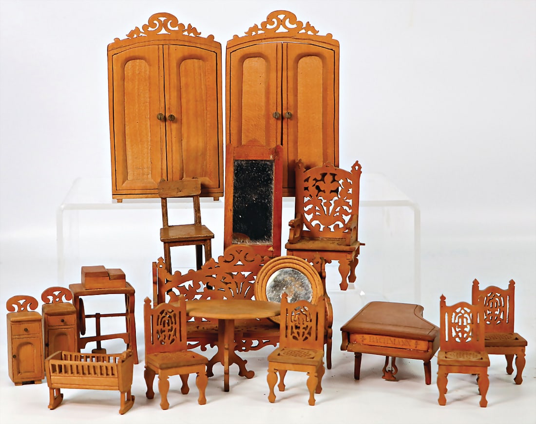 dollhouse furniture program, sawed out, around 1900, cabinet, height: 14.5 cm, bench, width: 13.5 (1 of 1)