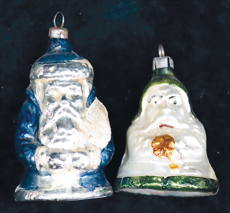 Christmas tree decoration, glass, 2 pieces, Santa Claus bell German Description: Christmas tree decoration, glass, 2 pieces, Santa Claus bell German Description Weihnachtsschmuck, Glas, 2 Teile, Weihnachtsmannglocke