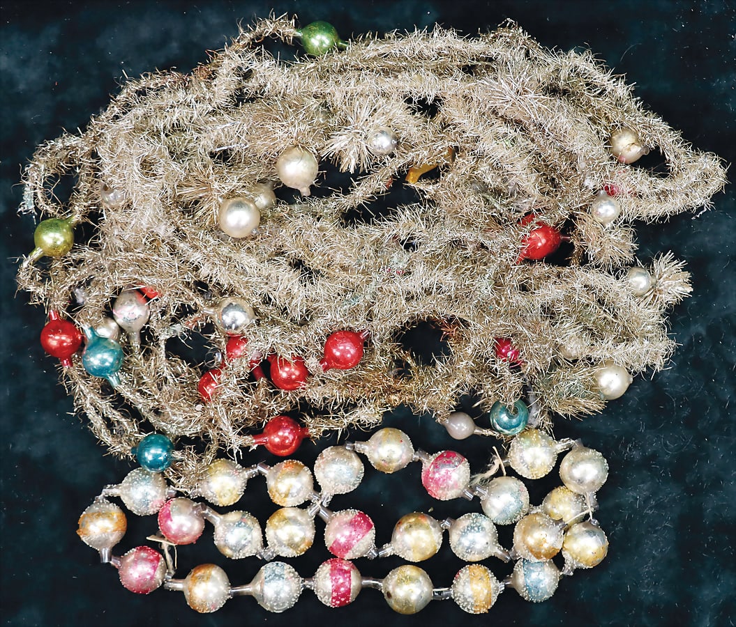Christmas tree decoration, chains, glass and  leonic wires, small and  medium items, c. 2.5 m, 1 (1 of 1)