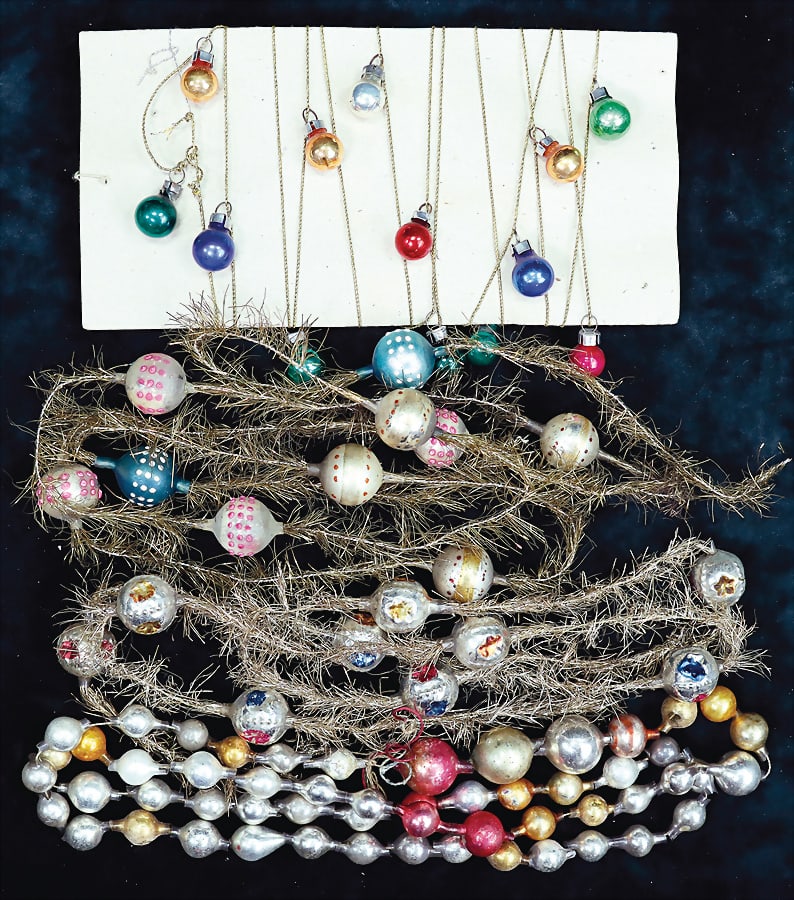 Christmas tree decoration, glass, leonic wires, chains, c. 3 m, 1 chain small balls, c. 3 m German: Christmas tree decoration, glass, leonic wires, chains, c. 3 m, 1 chain small balls, c. 3 m German Description Christbaumschmuck, Glas, leonische Drähte, Ketten, ca. 3 m, 1 Kette kl. Kugeln, ca. 