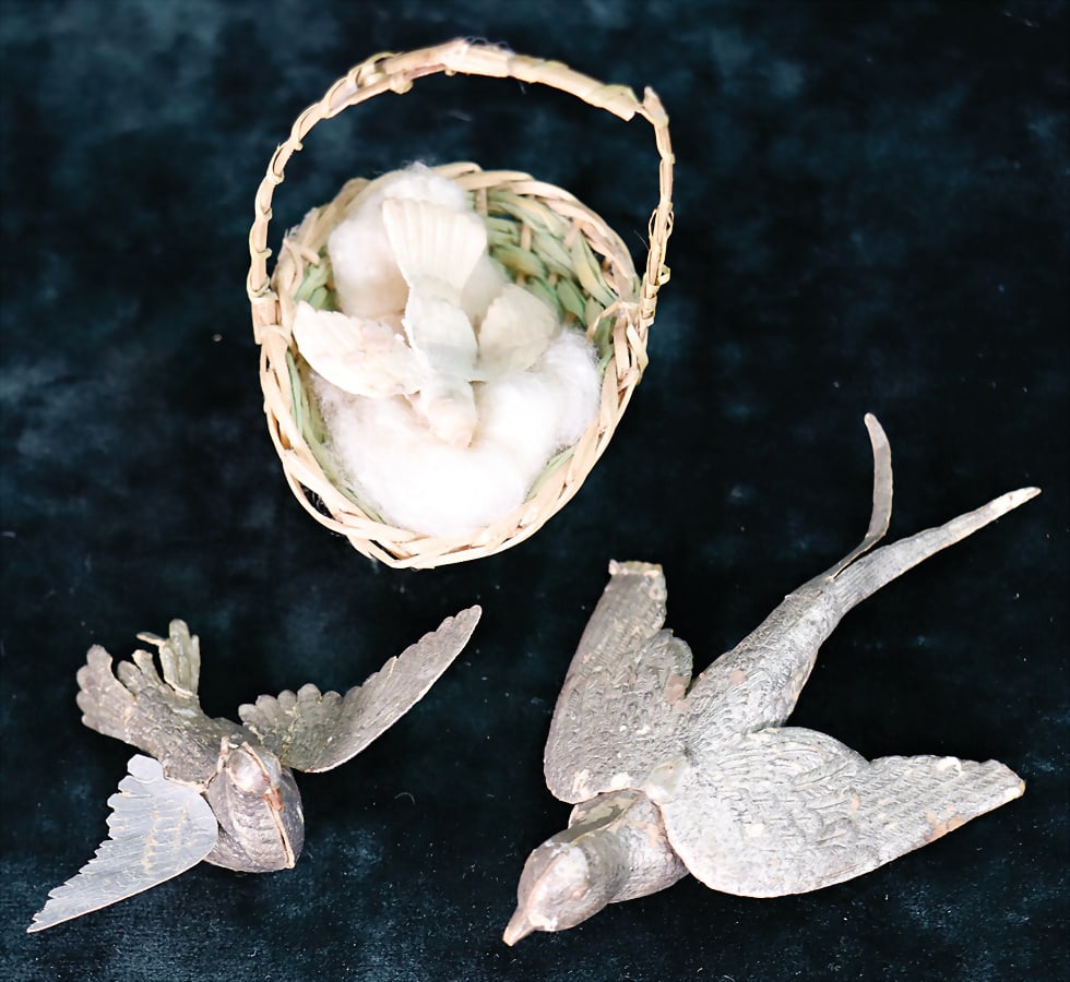 DRESDEN CARDBOARD Christmas tree decoration, swallow and pigeon, 5 and 9 cm, a small corner at the: DRESDEN CARDBOARD Christmas tree decoration, swallow and pigeon, 5 and 9 cm, a small corner at the wing of the swallow is missing, 1 basket with bird German Description DRESDNER PAPPE Christbaumschmuc