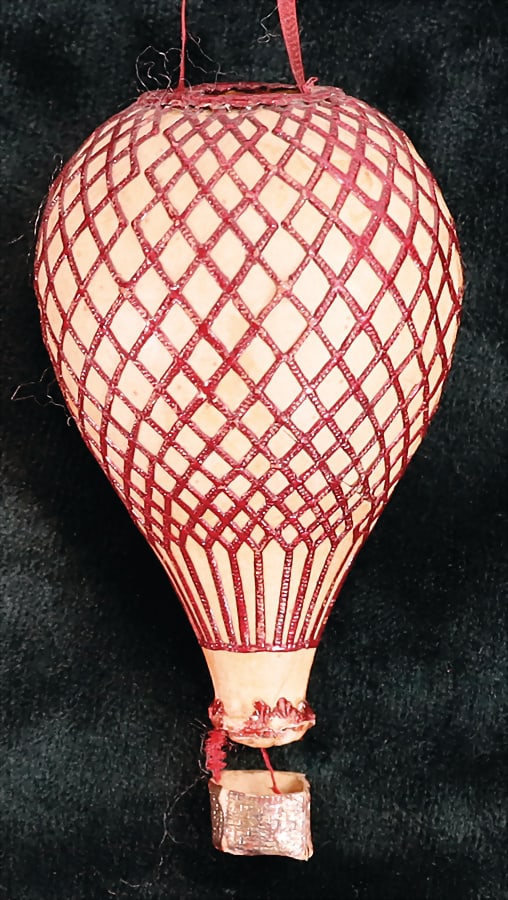 DRESDEN CARDBOARD Christmas tree decoration, balloon, 8 cm, 1 loose thread at basket German: DRESDEN CARDBOARD Christmas tree decoration, balloon, 8 cm, 1 loose thread at basket German Description DRESDNER PAPPE Christbaumschmuck, Ballon, 8 cm, 1 Faden am Korb lose