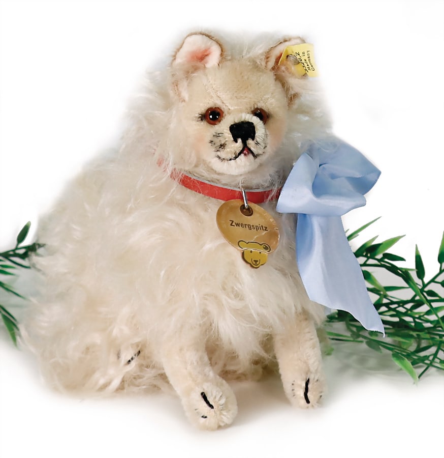 STEIFF Pomeranian, sitting, with button, chest label and cloth tag label, No. 3320,2, button, with: STEIFF Pomeranian, sitting, with button, chest label and cloth tag label, No. 3320,2, button, with block letters, long trailing f, long mohair, breast sign, is stronger bleached out, red logo, height: