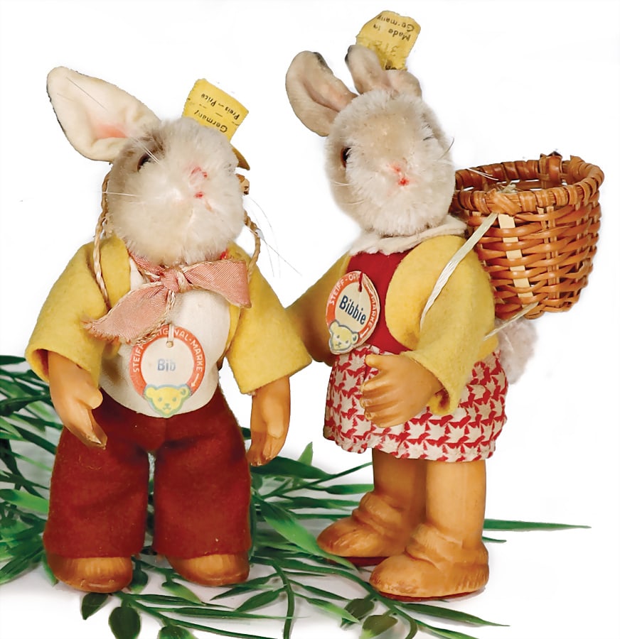 STEIFF 2 pieces, Bib and Bibie, with button, chest label and cloth tag label, very nice condition,: STEIFF 2 pieces, Bib and Bibie, with button, chest label and cloth tag label, very nice condition, labels are a bit worn, Bibie, with No. 312, plastic hands and feet in very good condition, wood panni