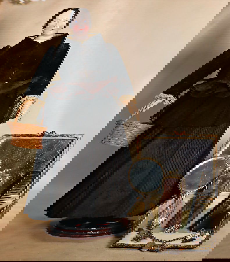 China-Head, glazed porcelain, shoulder headed doll, black, modelled pinned-up hairstyle, blue (1 of 4)