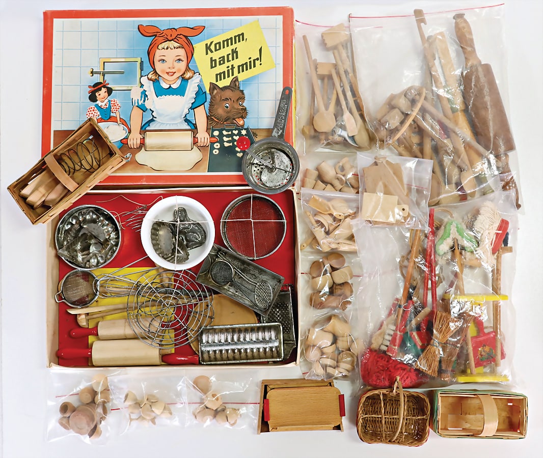 doll kitchen parts, grater, claening things, small baking box, mostly '50s German Description: doll kitchen parts, grater, claening things, small baking box, mostly '50s German Description Puppenküchenteile, Reibe, Putzzeug, kl. Backkasten, meist 50er Jahre