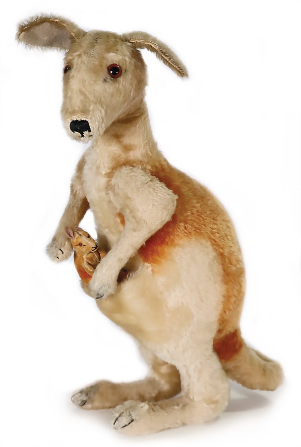 STEIFF kangaroo, with baby kangaroo, '50s, with button, cloth tag label and chest label are: STEIFF kangaroo, with baby kangaroo, '50s, with button, cloth tag label and chest label are missing, swivel head, slight mohair loss, at the arms, otherwise good, kinked tail, tear at tail, height: 42