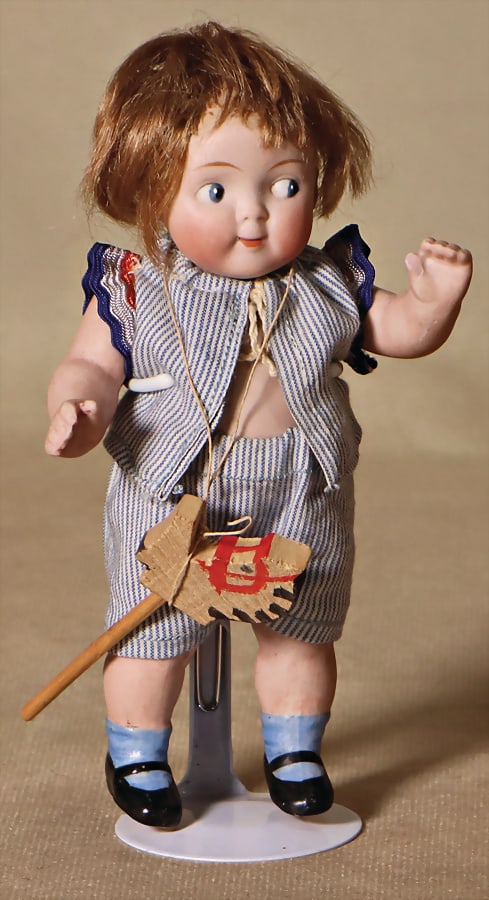 Googly, bisque, 10.5 cm, fix head, with to the side looking painted eyes, closed melon-shaped mouth,: Googly, bisque, 10.5 cm, fix head, with to the side looking painted eyes, closed melon-shaped mouth, jointed arms and legs German Description Googly, Biskuit, 10,5 cm, fester Kopf, seitl. blickende ge